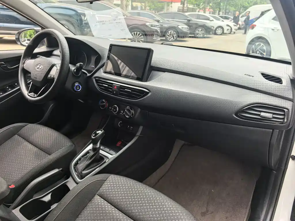 Hyundai Elantra - фото 14