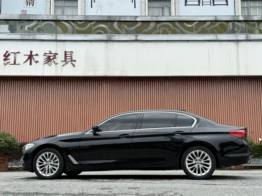 BMW 5 Series — миниатюра 12
