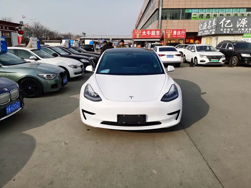 TESLA MODEL 3