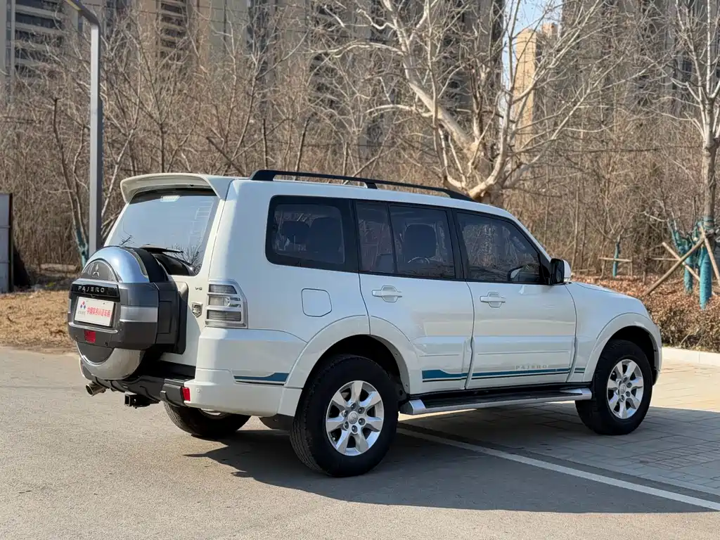 MITSUBISHI PAJERO