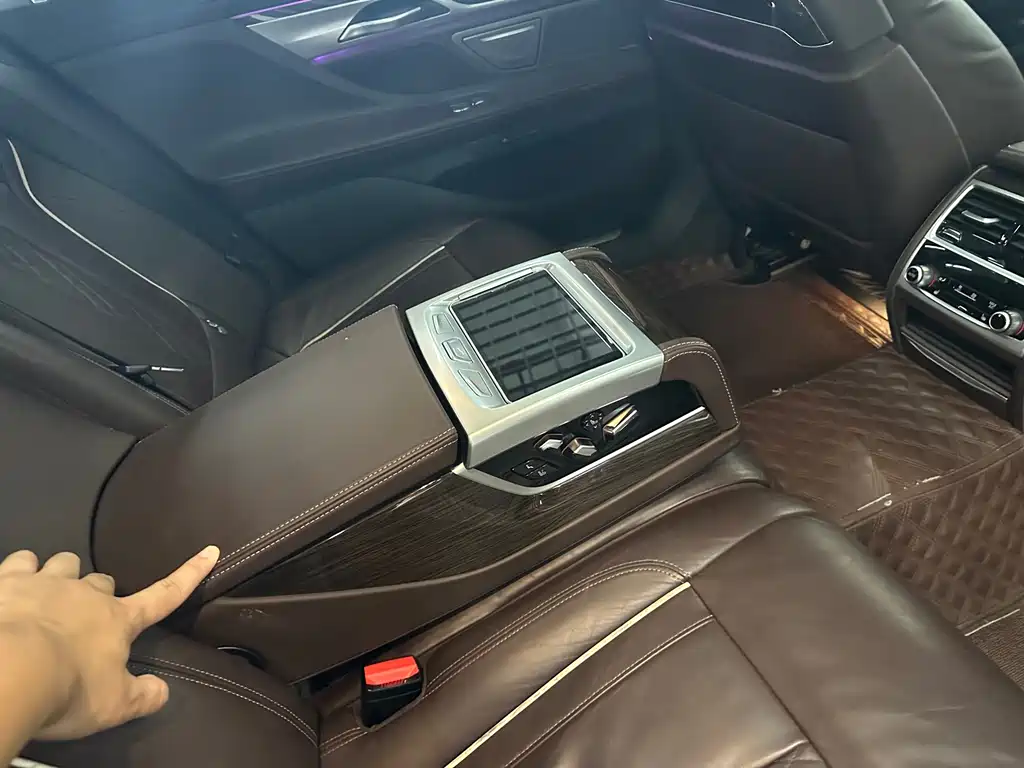 BMW 7 Series — миниатюра 4