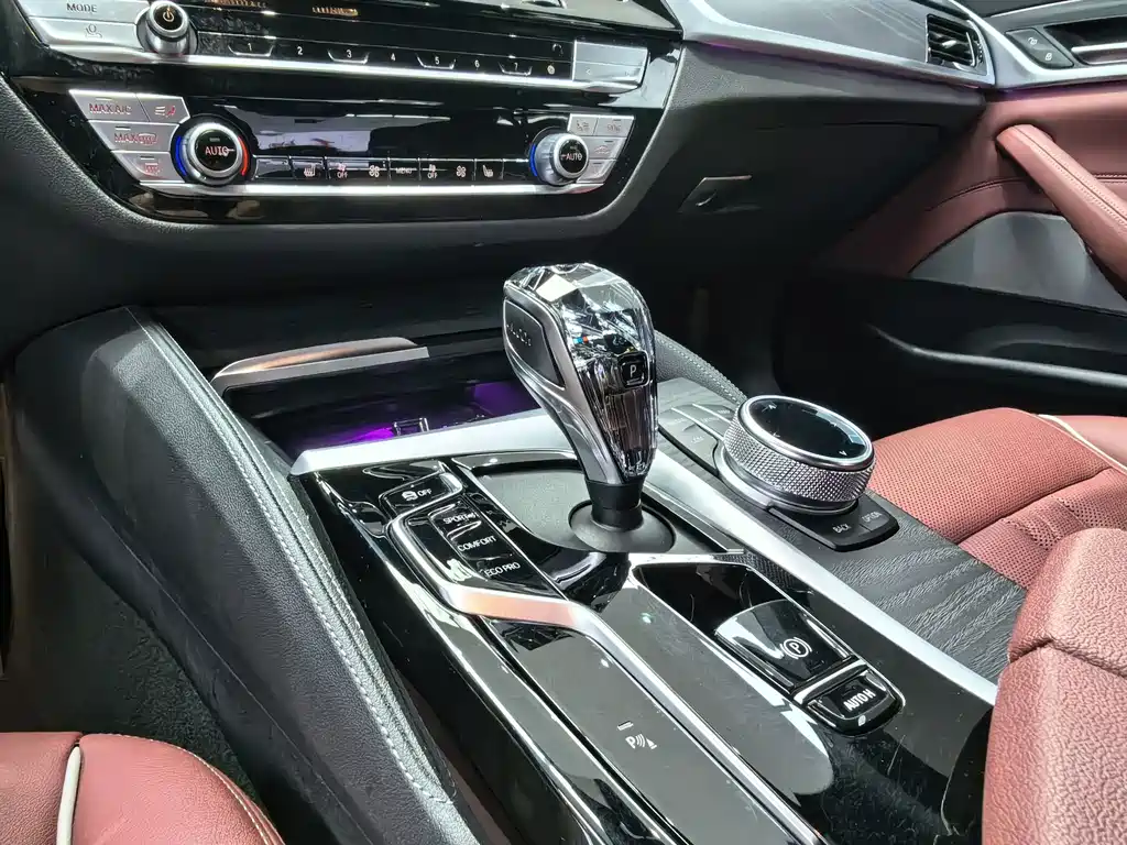 BMW 5 Series — миниатюра 13