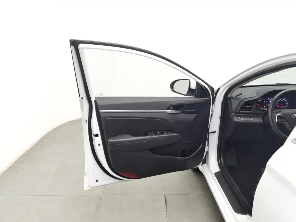 Hyundai Elantra — миниатюра 8