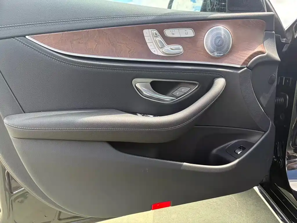 Mercedes-Benz E-Class — миниатюра 7