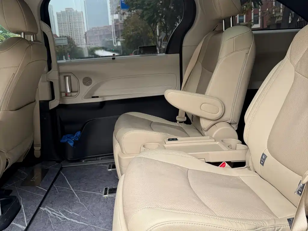 Toyota Sienna 2023 2.5L Luxury
