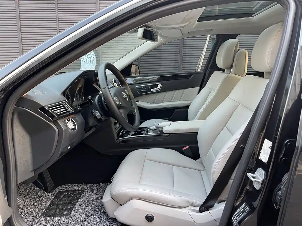 Mercedes-Benz E-Class — миниатюра 6