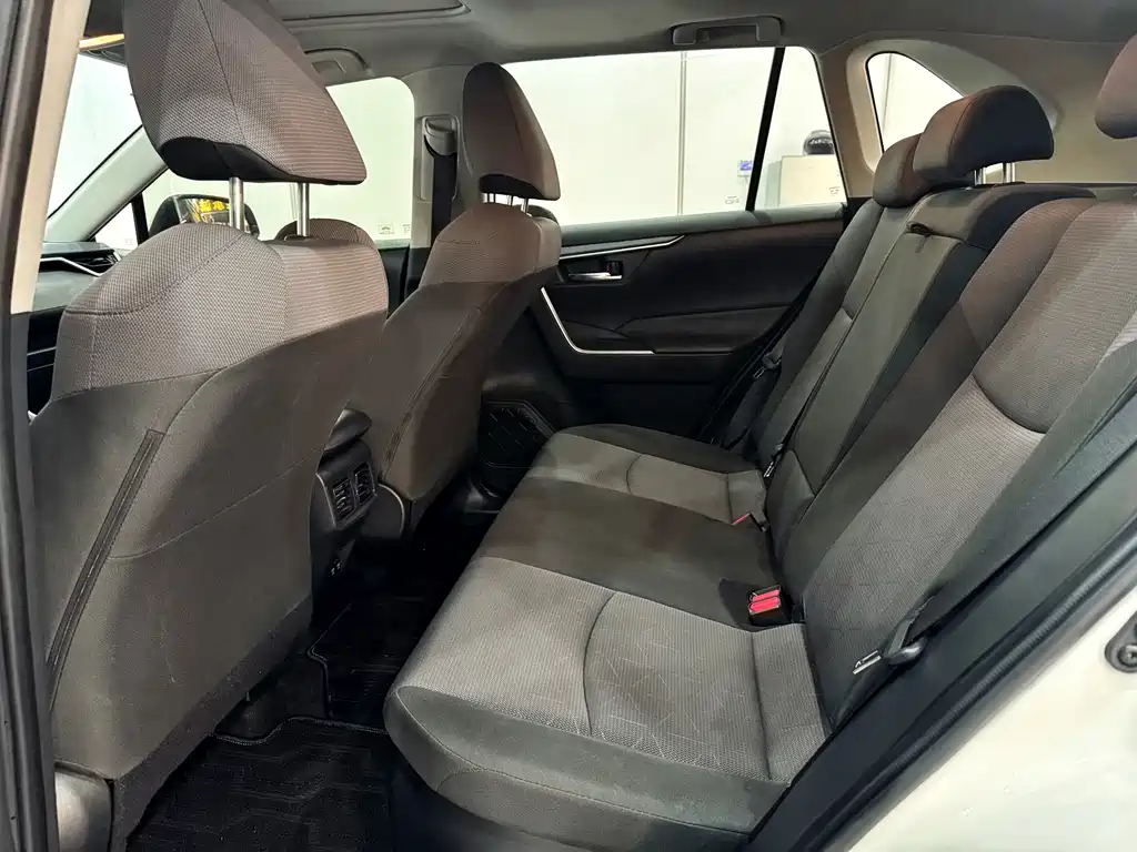 Toyota RAV4 — миниатюра 9