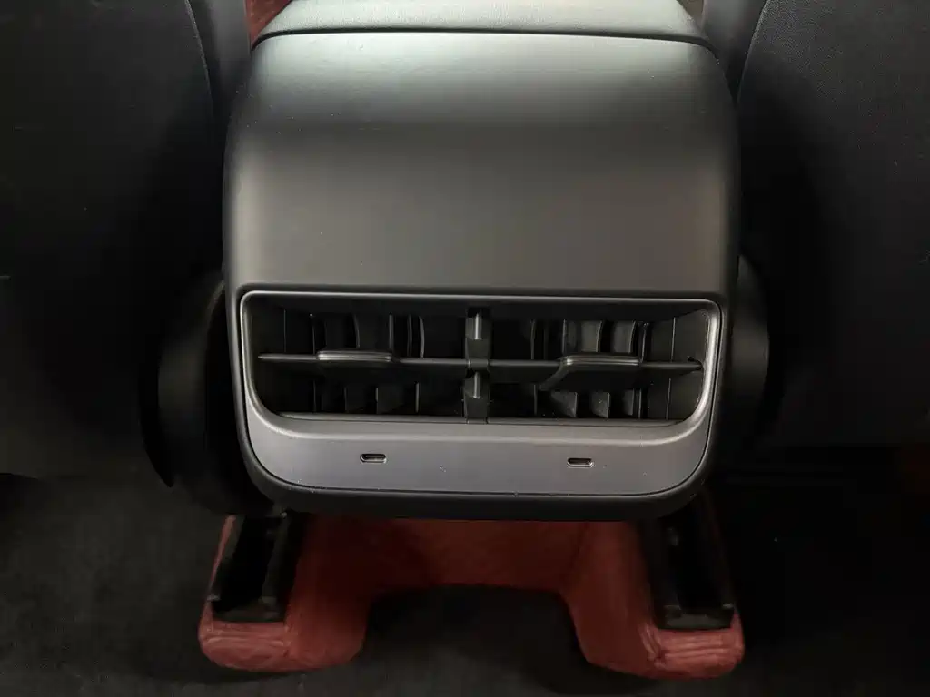 Tesla Model Y — миниатюра 16