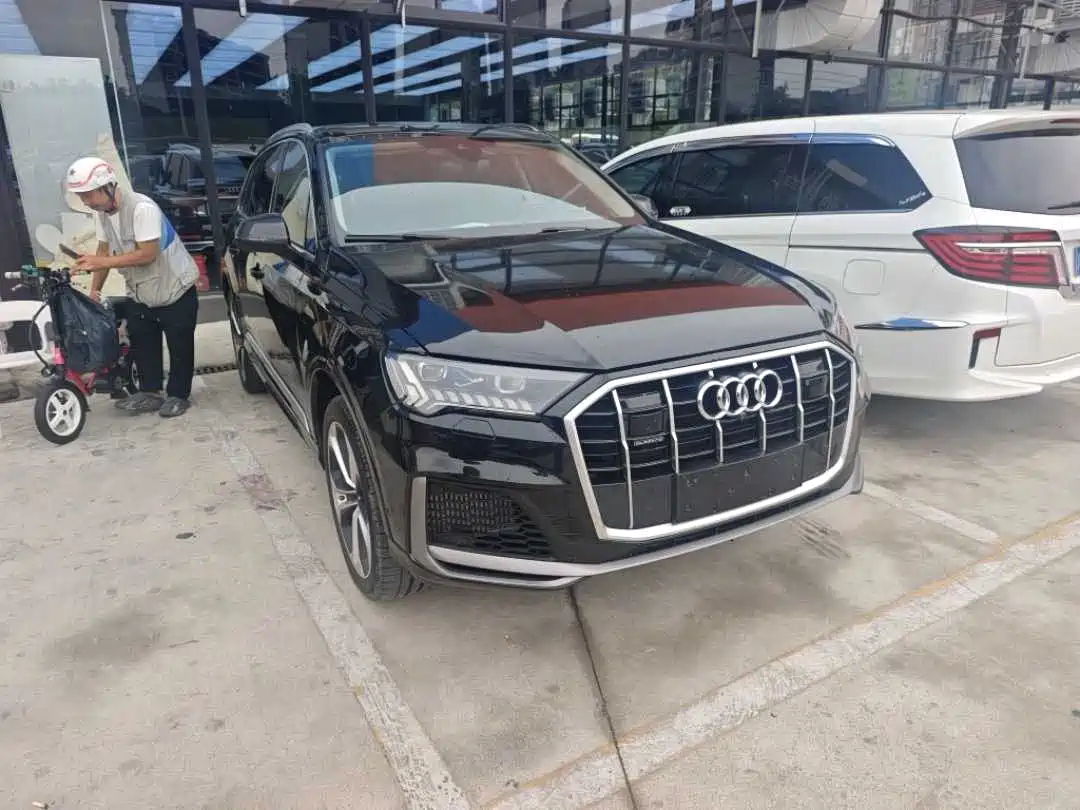 奥迪Q7 2024款 55 TFSI quattro S line尊贵型 2023