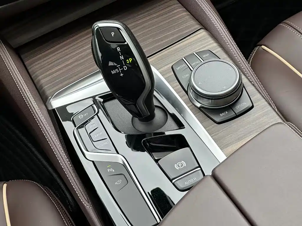 BMW 5 Series — миниатюра 11