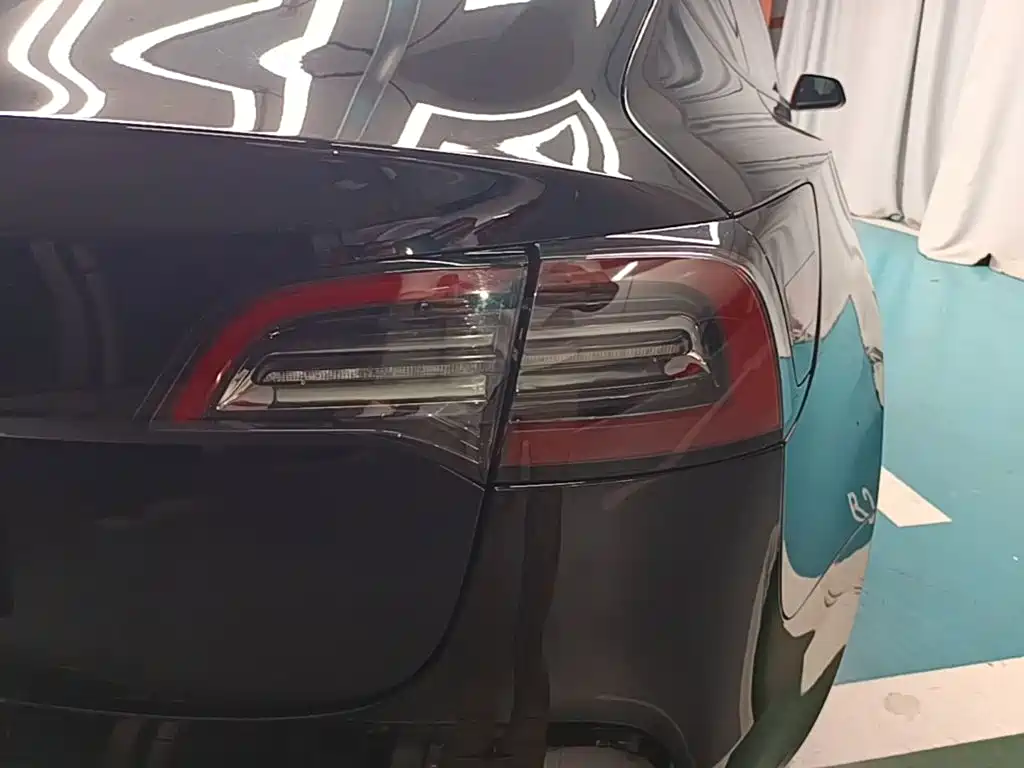 Tesla Model 3 — миниатюра 8