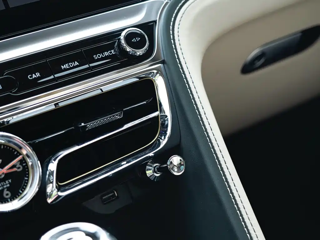 Bentley Flying Spur PHEV — миниатюра 18