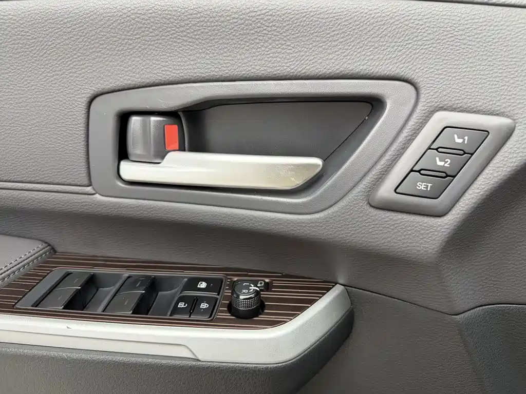 Toyota Granvia — миниатюра 4