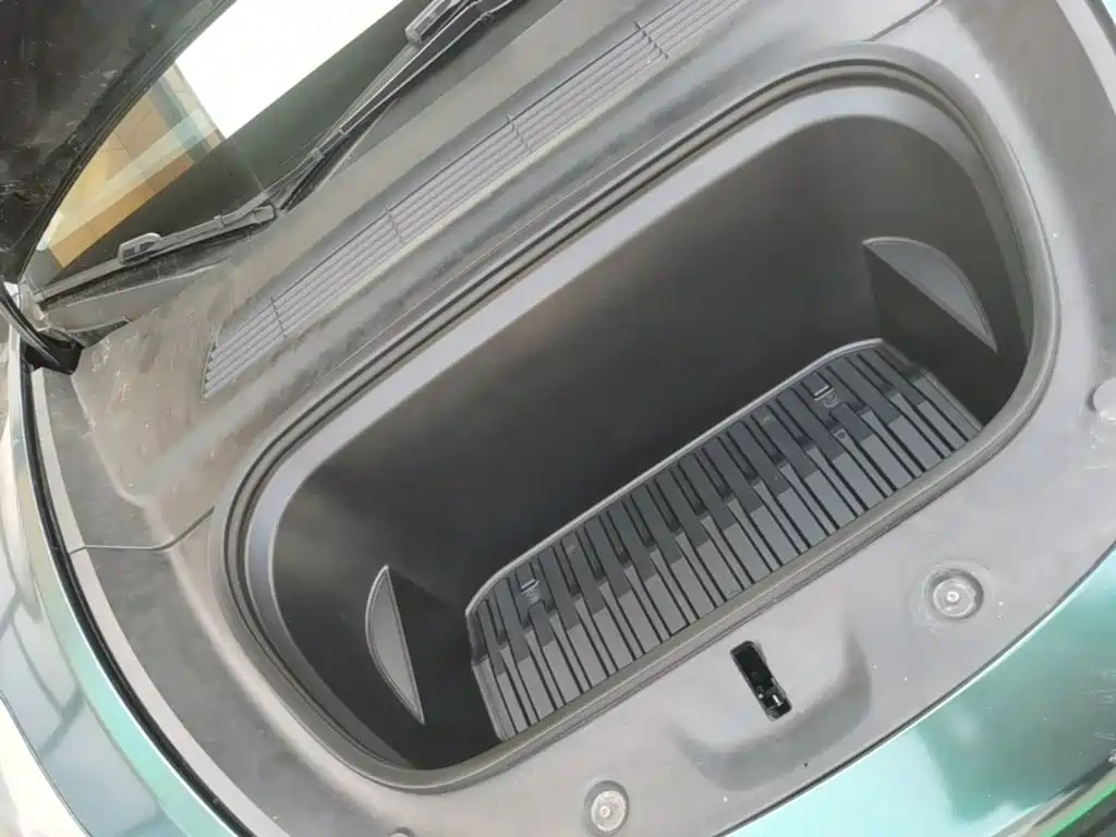 Tesla Model Y — миниатюра 20