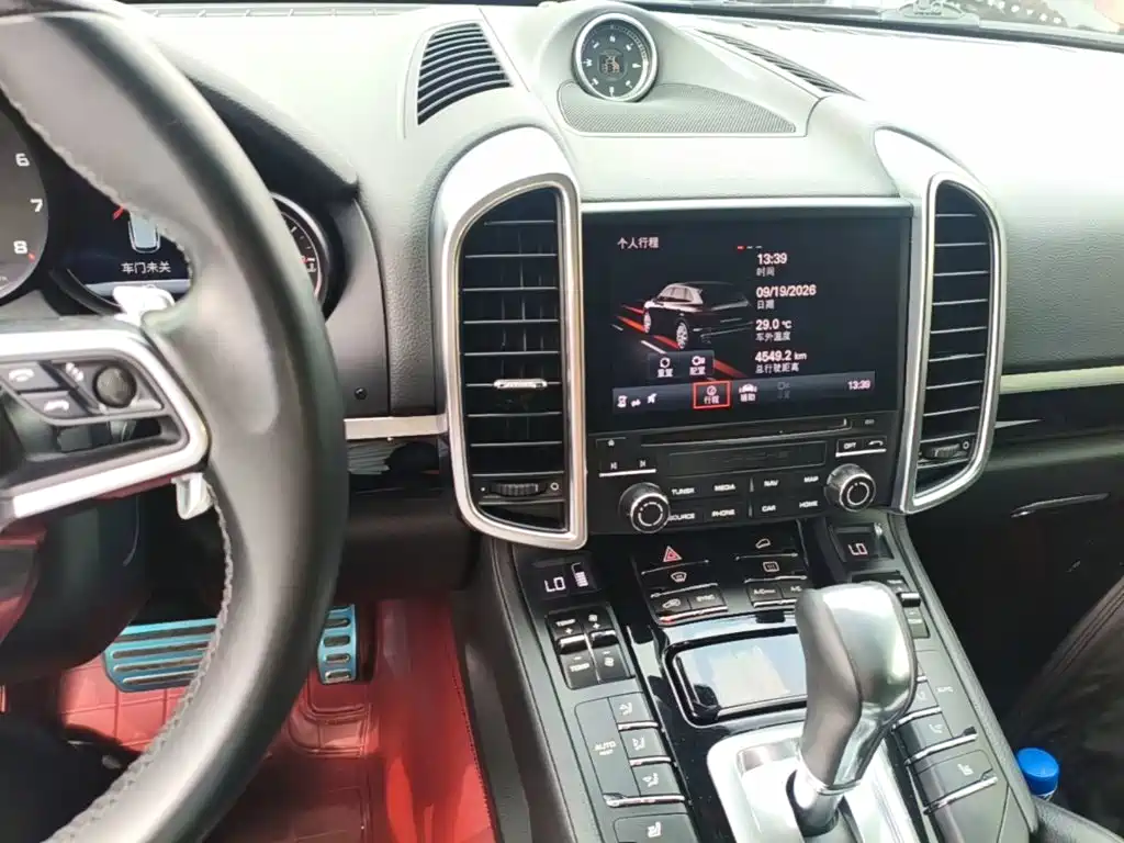 Porsche Cayenne — миниатюра 13