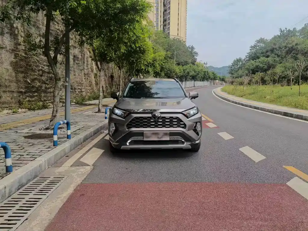 Toyota RAV4 — миниатюра 3