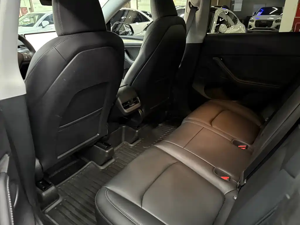 Tesla Model Y — миниатюра 7
