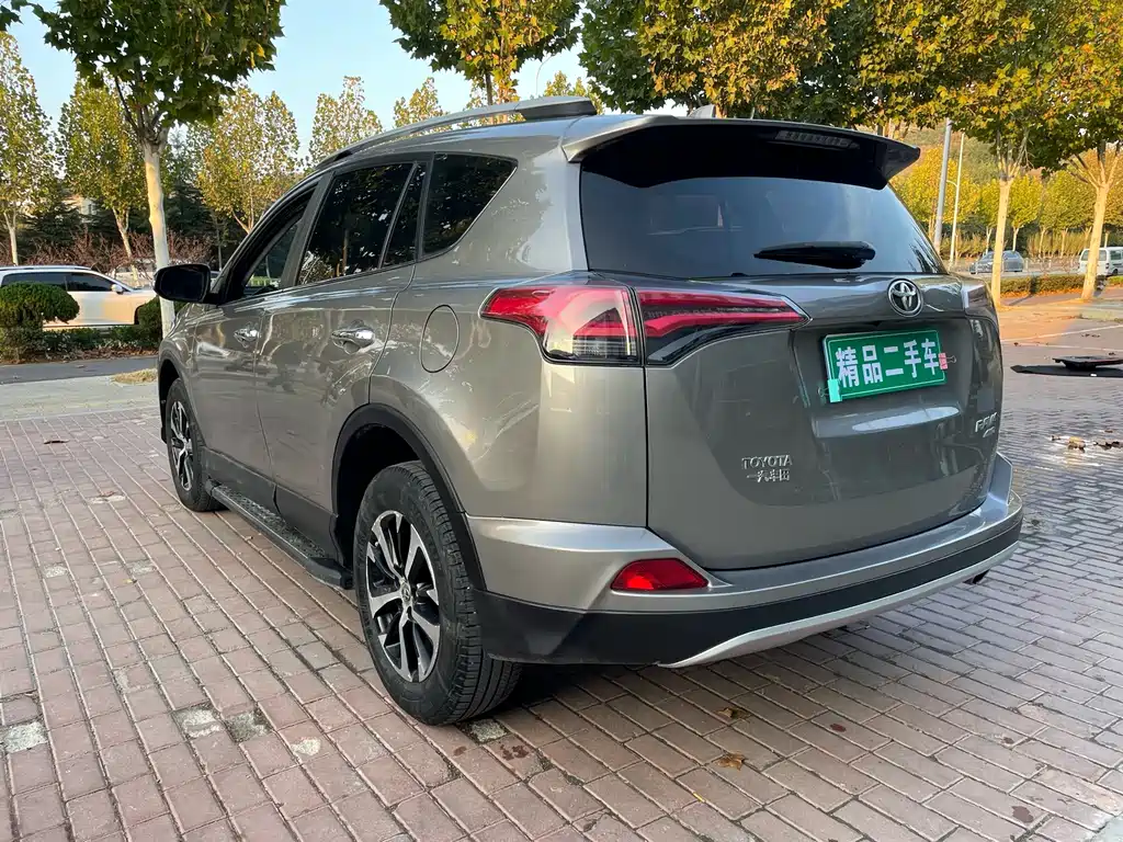 Toyota RAV4 — миниатюра 6