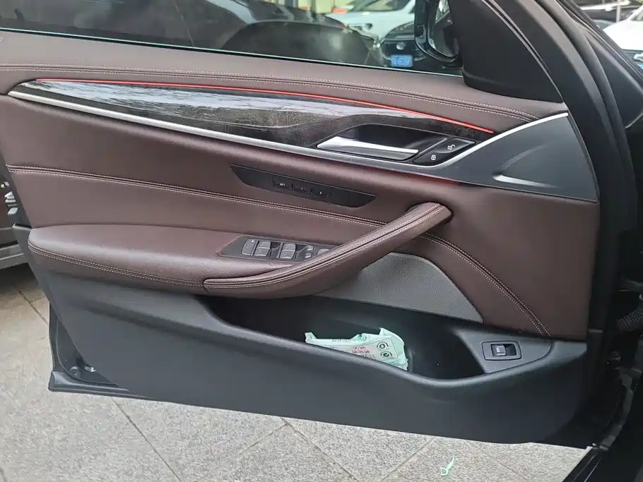 BMW 5 Series — миниатюра 7