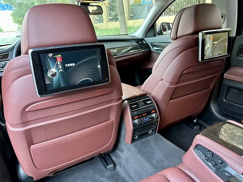 BMW 7 Series — миниатюра 14