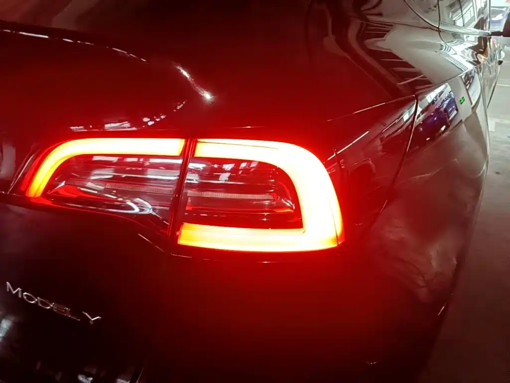 Tesla Model Y — миниатюра 8