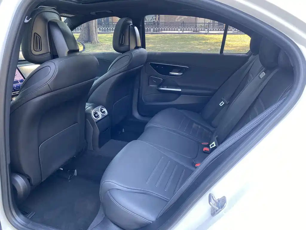 Mercedes-Benz C-Class — миниатюра 6