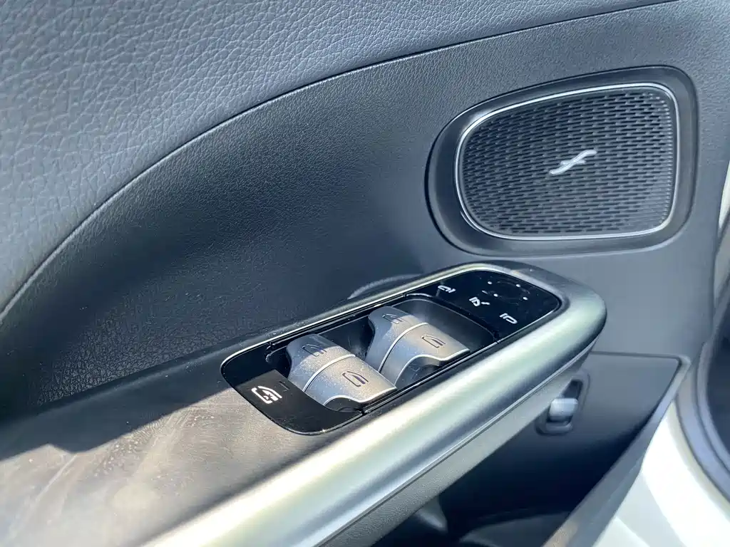 Mercedes-Benz C-Class — миниатюра 15