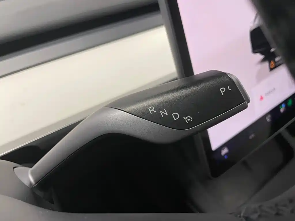 Tesla Model Y — миниатюра 16