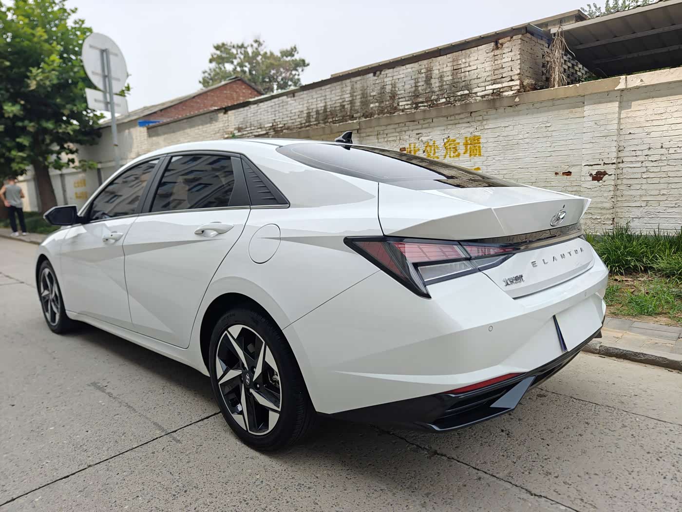 Hyundai Elantra 1.5 л 2022 г. Белый, пробег 25000 км