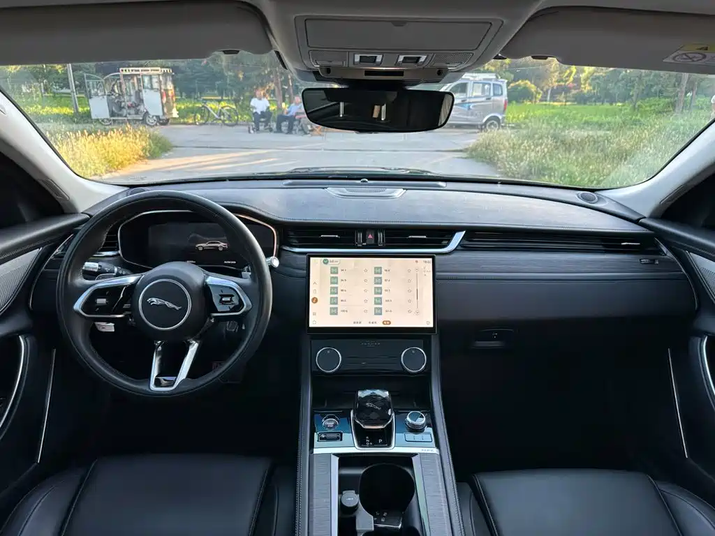 Jaguar XFL — миниатюра 10
