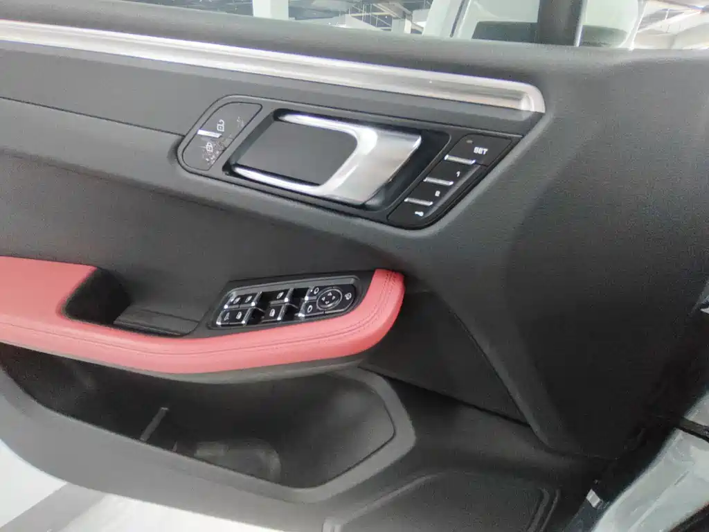 Porsche Macan — миниатюра 5