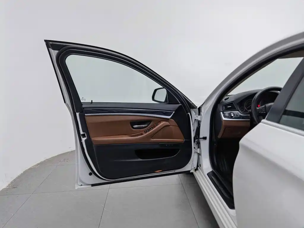 BMW 5 Series — миниатюра 8