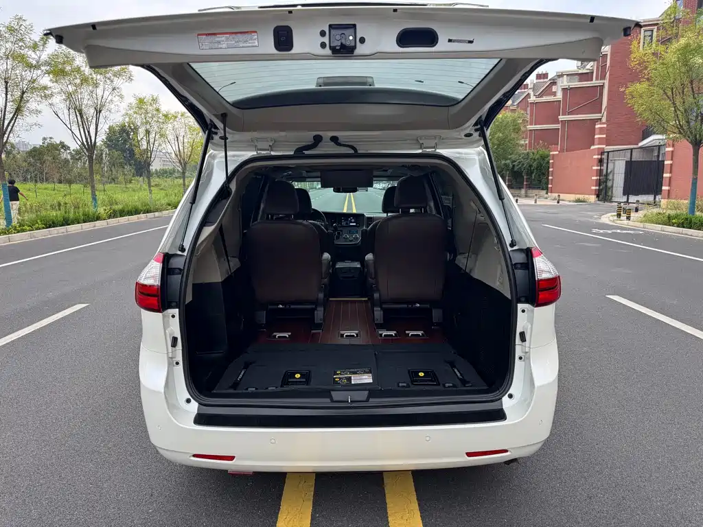 Toyota Sienna — миниатюра 27
