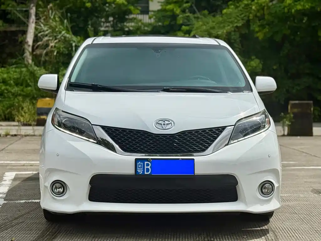 Toyota Sienna — миниатюра 2