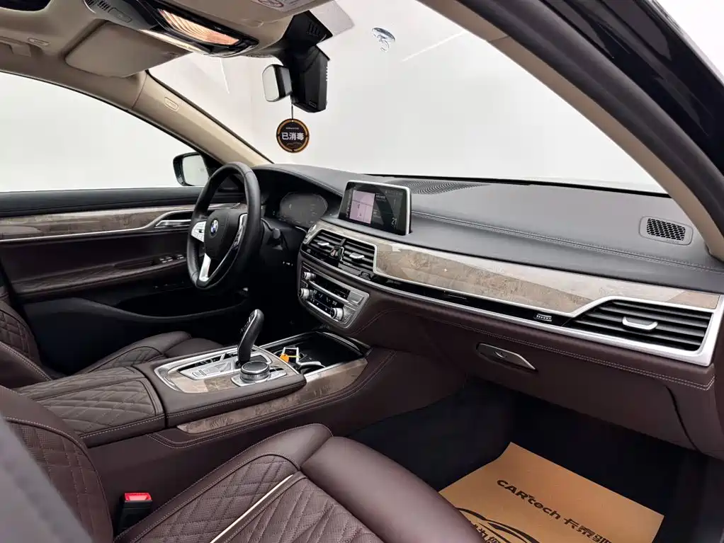 BMW 7 Series — миниатюра 11