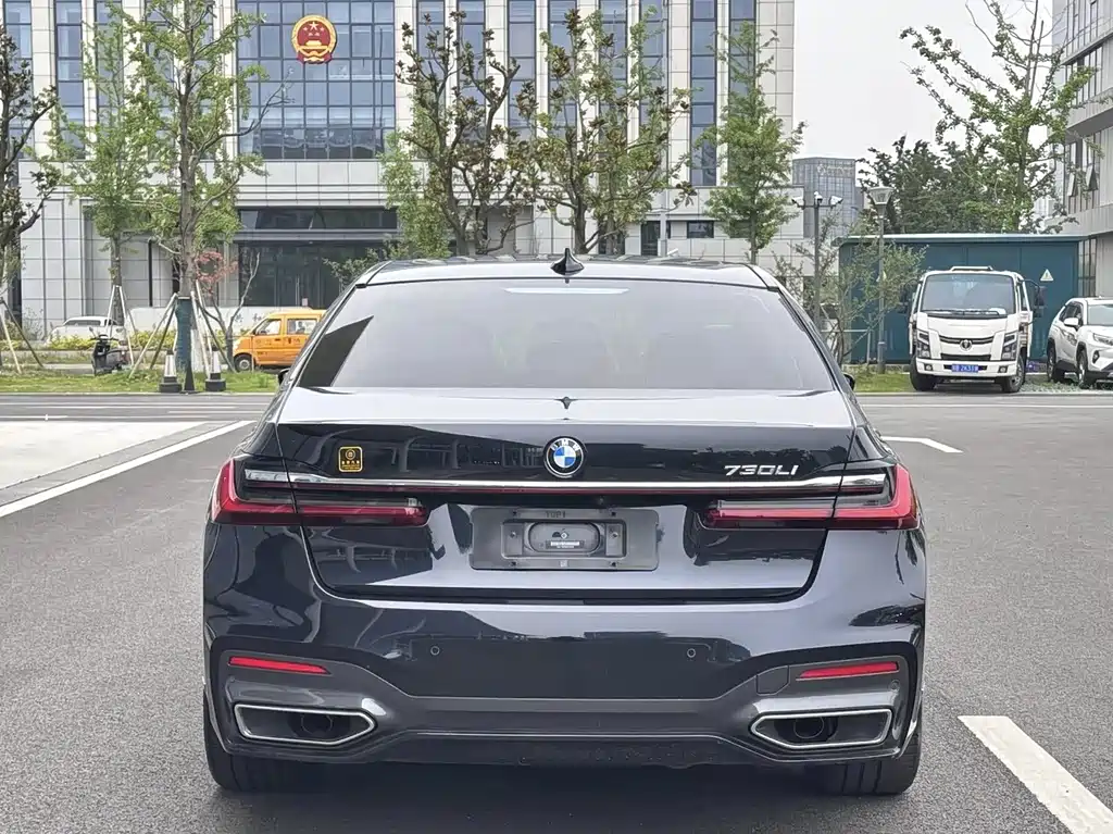 BMW 7 Series — миниатюра 5