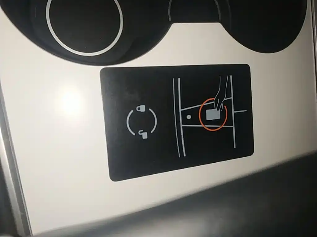 Tesla Model Y — миниатюра 9