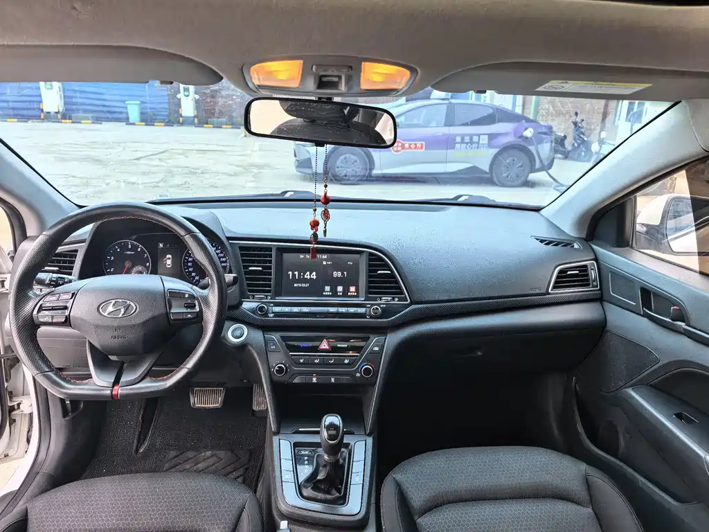 Hyundai Elantra — миниатюра 7