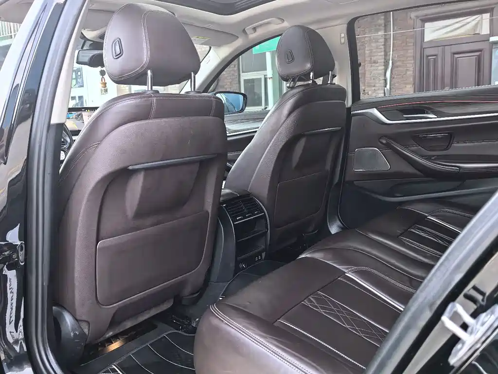 BMW 5 Series — миниатюра 6