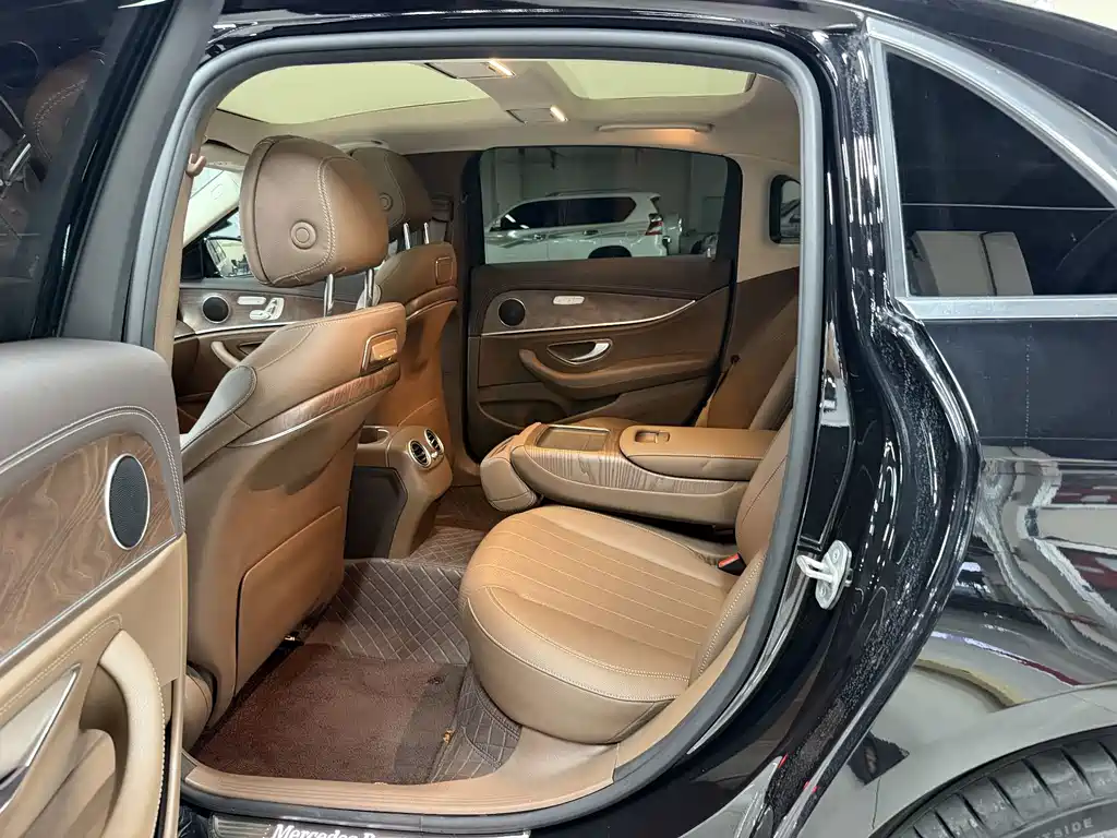 Mercedes-Benz E-Class — миниатюра 9