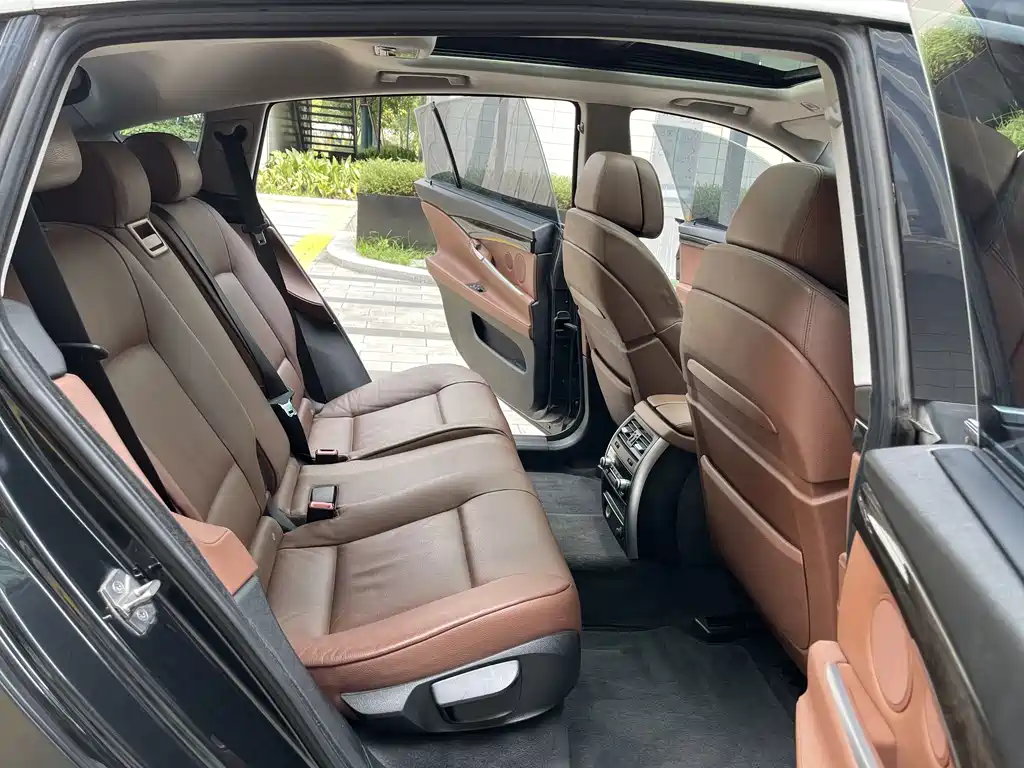 BMW 5 Series GT — миниатюра 16