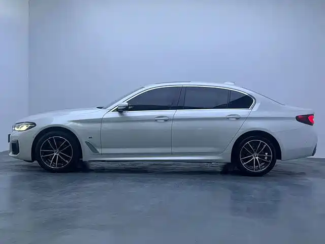 BMW 5 Series — миниатюра 7