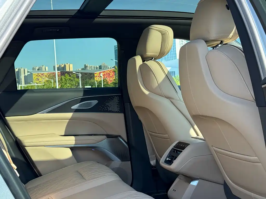 Cadillac Lyriq — миниатюра 14