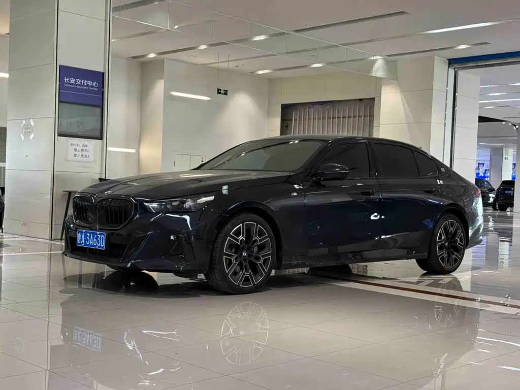 BMW 5 Series — миниатюра 2