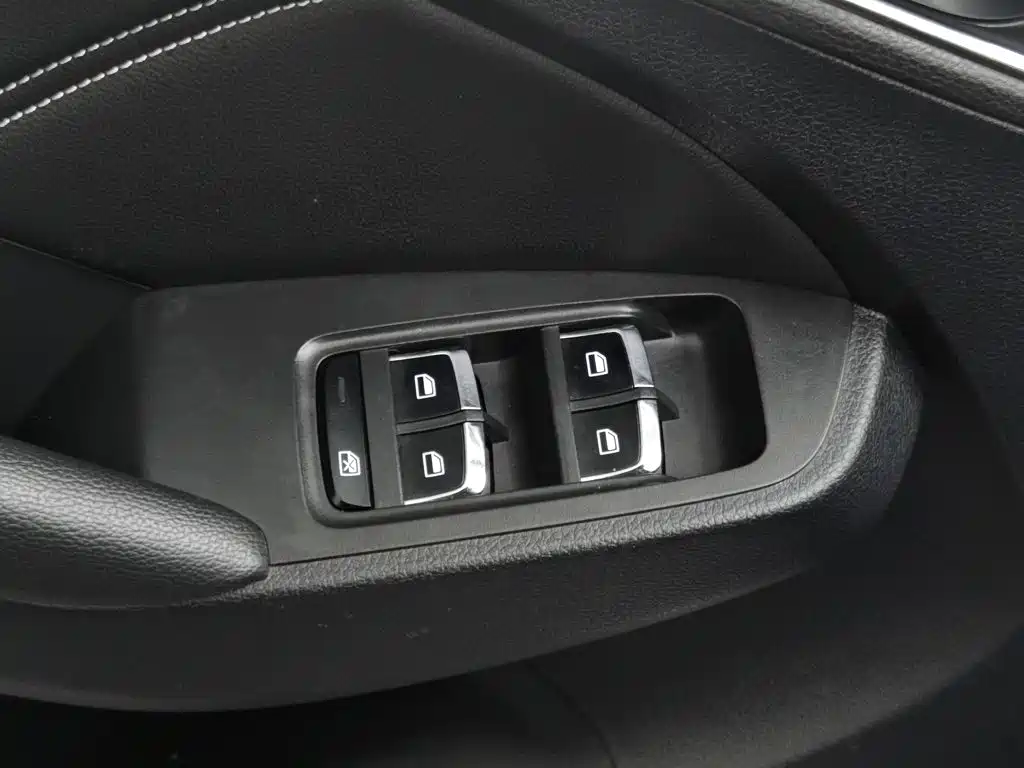 Roewe RX5 — миниатюра 9