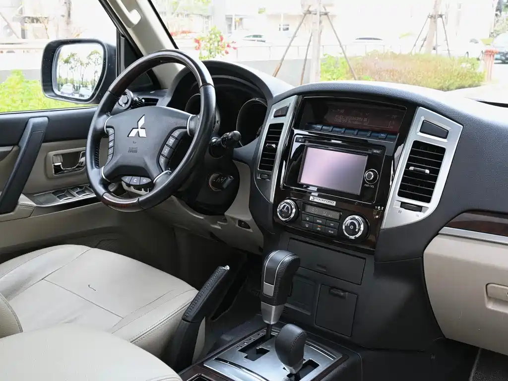 Mitsubishi Pajero (Import) — миниатюра 20