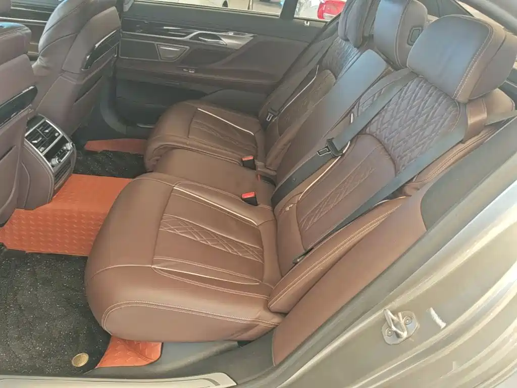 BMW 7 Series — миниатюра 17