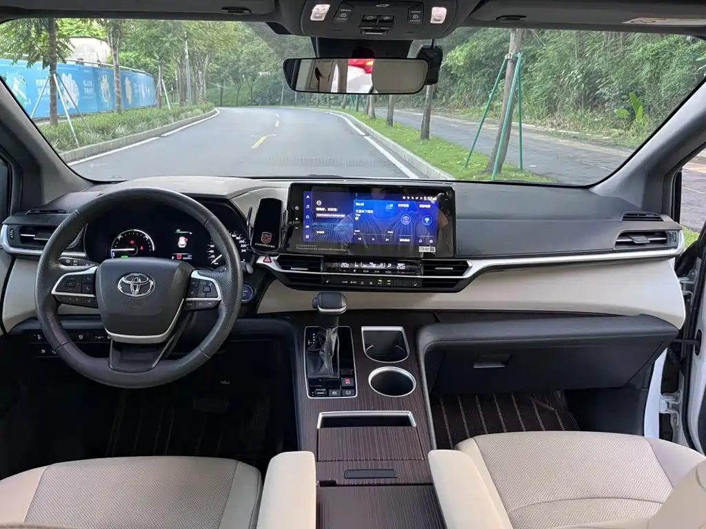 Toyota Granvia — миниатюра 6