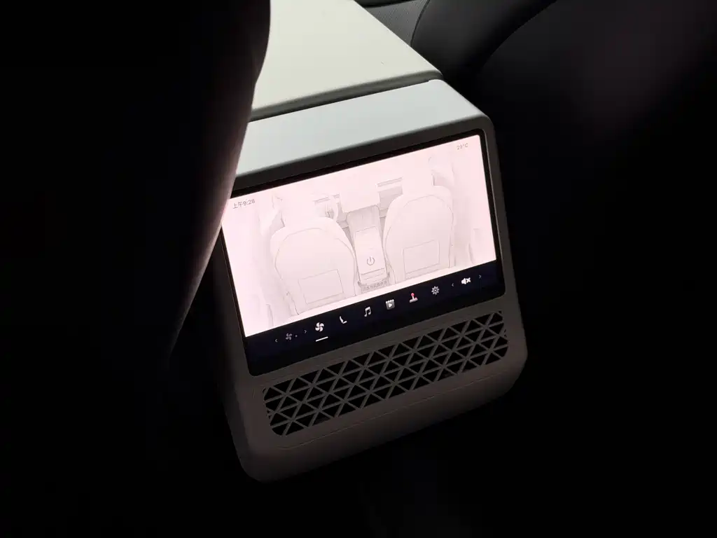 Tesla Model 3 — миниатюра 11
