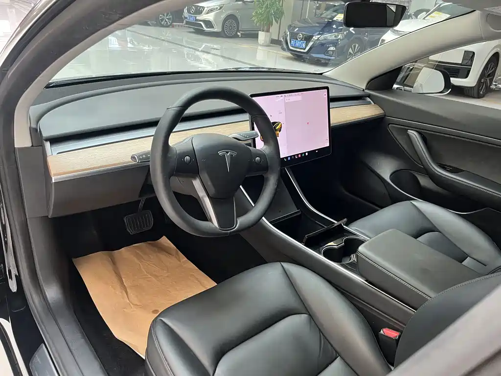 Tesla Model 3 — миниатюра 6